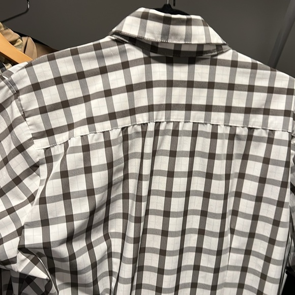 Like new Mizzen+Main shortsleeve button down. - Picture 3 of 3